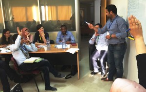 المشاركون أثناء التصويت على اختيار موضوع لتطبيق التوجيهات المتعلقة بالبحث النشيط