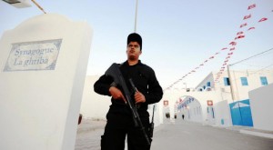 عون أمن تونسي في مدخل معبد "الغريبة"